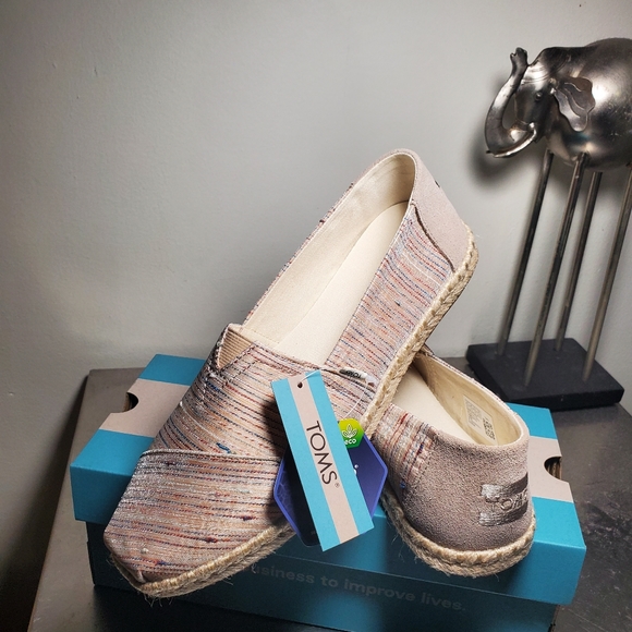 TOMS - Picture 5 of 6